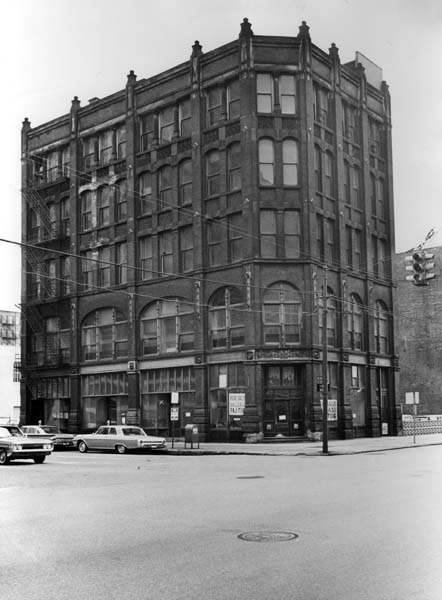 Landmark_at_corner_of_West_3rd_and_St_Clair.jpg