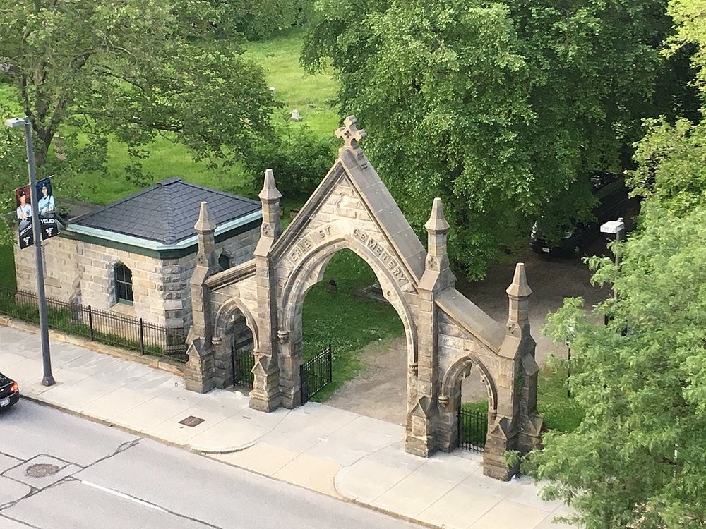 1024px-Erie_Street_Cemetery_gate_(western_side).jpg