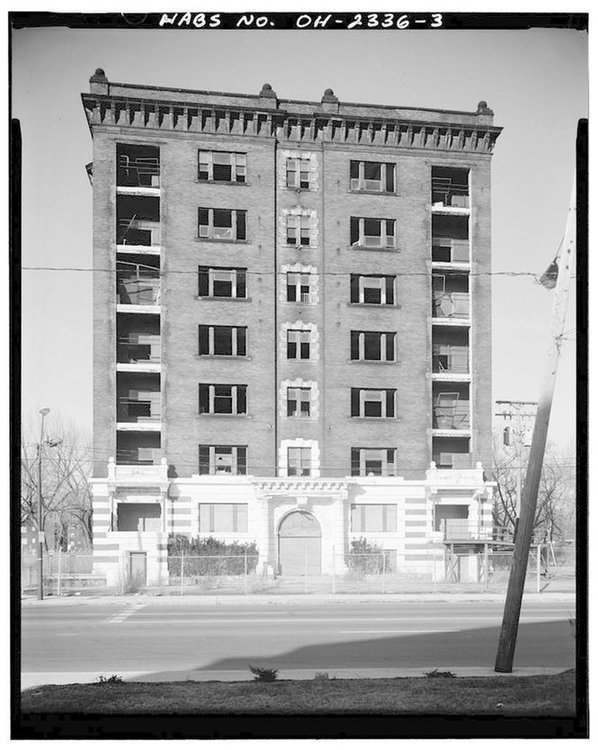 Hotel_St_Regis_Euclid_at_East_82nd_Street_Cleveland_Ohio-1990s.jpg