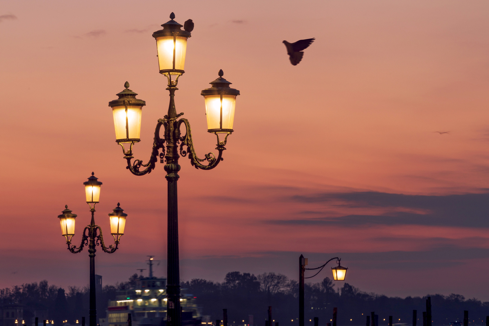 274841-2121x1414-city-venice-lamps.jpg
