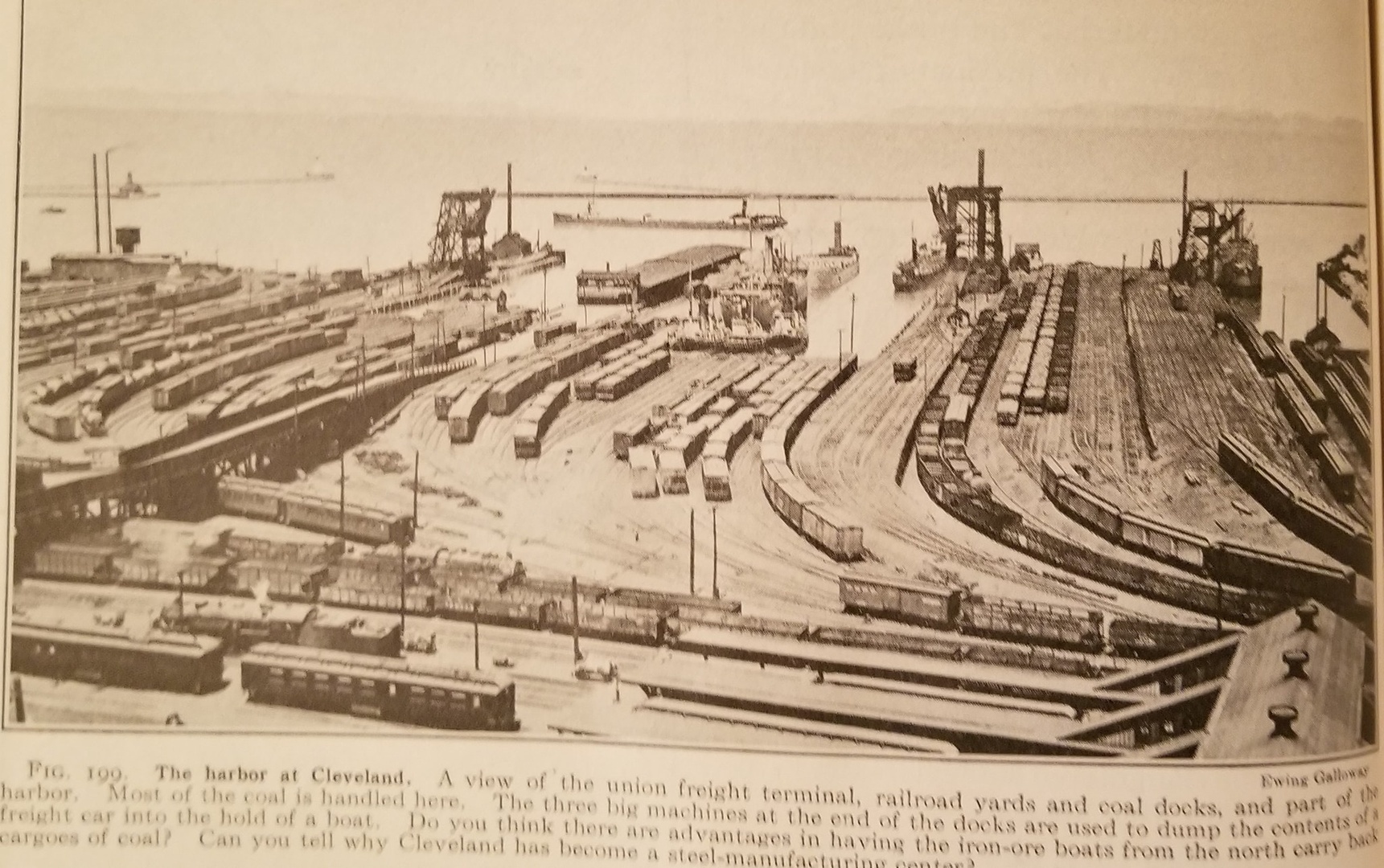 Cleveland lakefront docks 1935.jpg